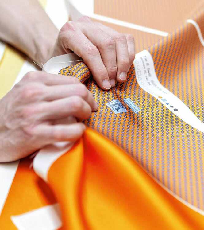 Discovering the silk's world with Hermès fabric